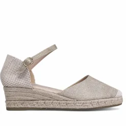Alpargatas cuña Amarpies beige hechas en material con textura y metalizadas