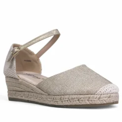 Alpargatas cuña Amarpies beige hechas en material con textura y metalizadas