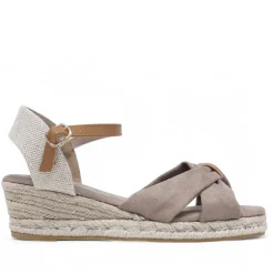Alpargatas cuña color taupe con pulsera al tobillo marrón y detalle en la tira delantera