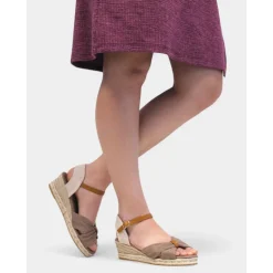 Alpargatas cuña color taupe con pulsera al tobillo marrón y detalle en la tira delantera