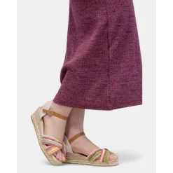 Alpargatas cuña con tiras trenzadas de colores y pulsera al tobillo marrón