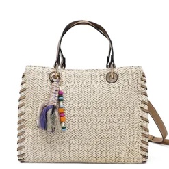 Bolso biege rectangular con fibra trenzada y charm de cuenta
