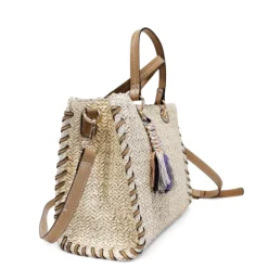 Bolso biege rectangular con fibra trenzada y charm de cuenta