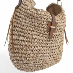 Bolso estilo boho de corte redondeado con detalles marrones
