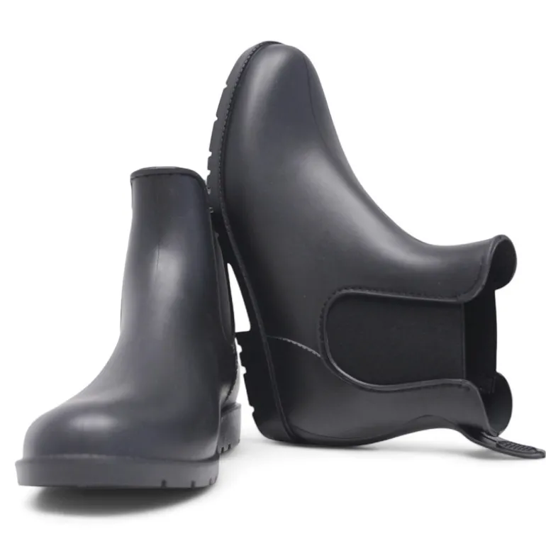 Botas agua estilo chelsea en negro con tirador trasero