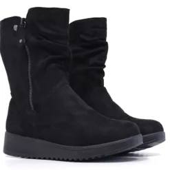 Botas planas Amarpies negras con caña arrugada y cremallera
