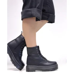 Botines plataforma de estilo militar con cordones