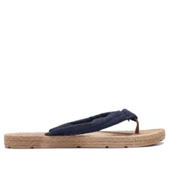 Chanclas con tiras negras cogidas por el dedo