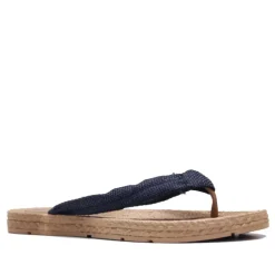 Chanclas con tiras negras cogidas por el dedo