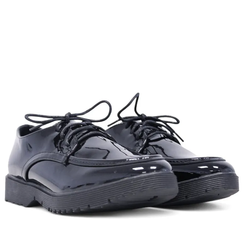Mocasín negro de charol con cordón redondo