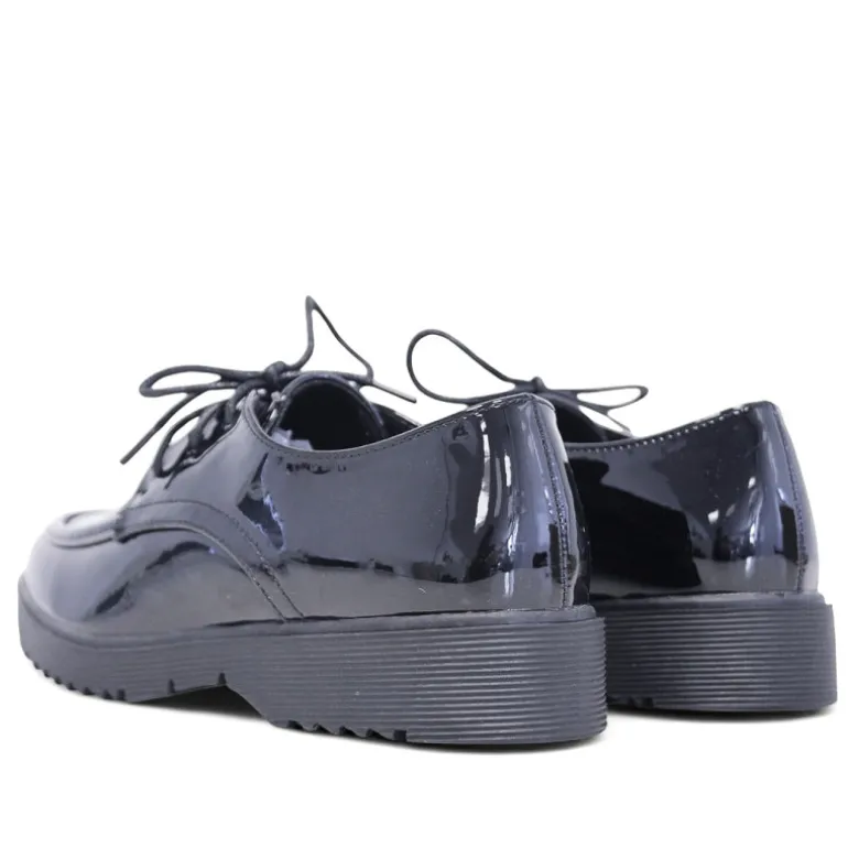 Mocasín negro de charol con cordón redondo