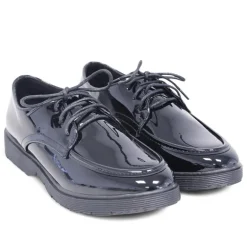 Mocasín negro de charol con cordón redondo