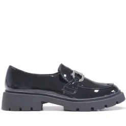 Mocasín negros acharolados con cadena plateada