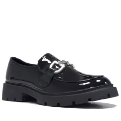 Mocasín negros acharolados con cadena plateada