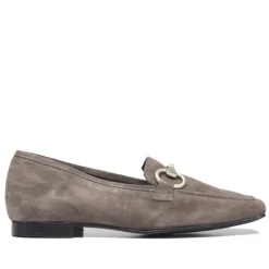 Mocasín Redlove emelda de serraje beig grisáceo con detalle metálico