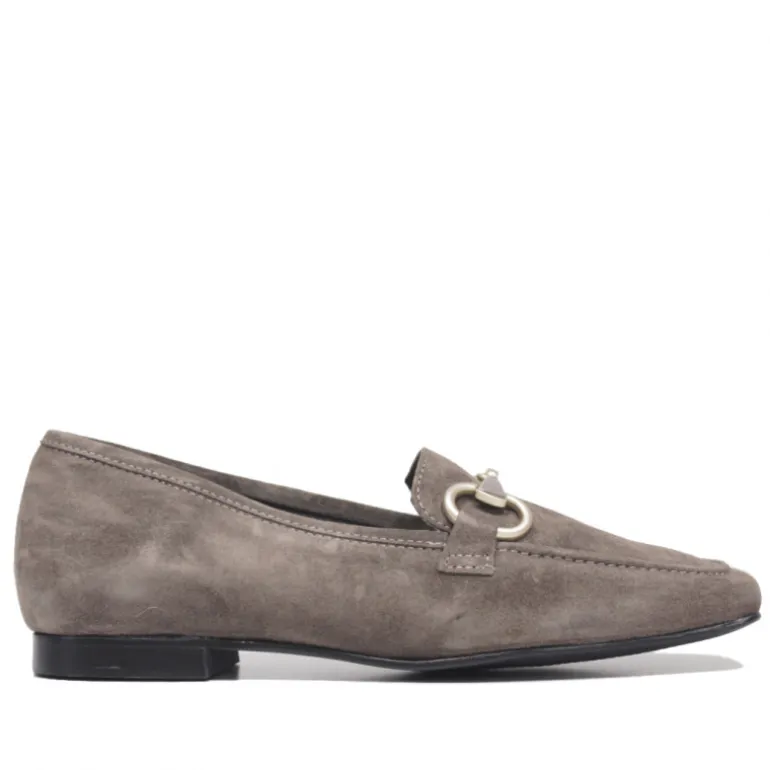Mocasín Redlove emelda de serraje beig grisáceo con detalle metálico
