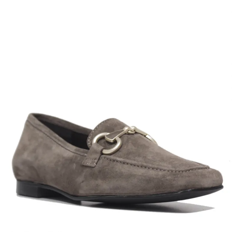 Mocasín Redlove emelda de serraje beig grisáceo con detalle metálico