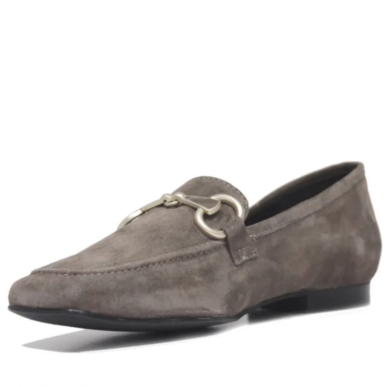 Mocasín Redlove emelda de serraje beig grisáceo con detalle metálico