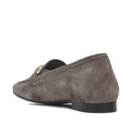 Mocasín Redlove emelda de serraje beig grisáceo con detalle metálico