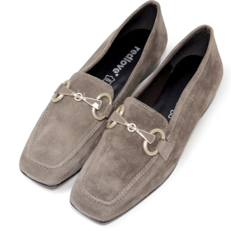Mocasín Redlove emelda de serraje beig grisáceo con detalle metálico