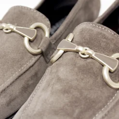 Mocasín Redlove emelda de serraje beig grisáceo con detalle metálico