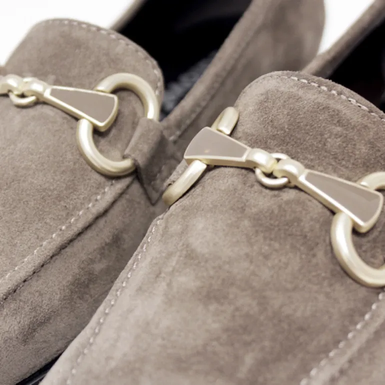 Mocasín Redlove emelda de serraje beig grisáceo con detalle metálico