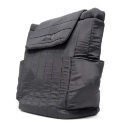Mochila Querol negra con cierre ajustable y solapa