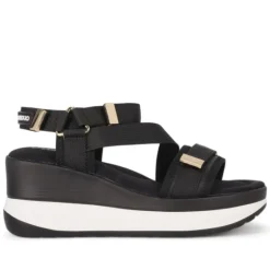 Sandalias cuña Chika 10 negras con multitiras elásticas y suela bicolor