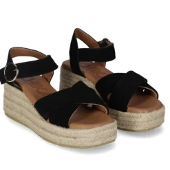 Sandalias cuña Chika 10 new bonita 07 negras con tiras cruzadas y cierre con hebilla