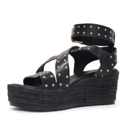 Sandalias cuña Querol con tachuelas y tiras cruzadas, ajustables al tobillo