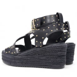 Sandalias cuña Querol con tachuelas y tiras cruzadas, ajustables al tobillo