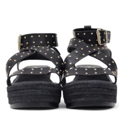 Sandalias cuña Querol con tachuelas y tiras cruzadas, ajustables al tobillo