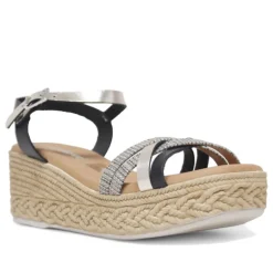 Sandalias cuña Redlove Luna negras con tiras cruzadas negras y de color plata.