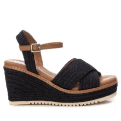 Sandalias cuña Refresh negra con material trenzado y ribete marrón
