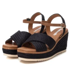 Sandalias cuña Refresh negra con material trenzado y ribete marrón