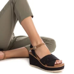 Sandalias cuña Refresh negra con material trenzado y ribete marrón