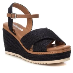 Sandalias cuña Refresh negra con material trenzado y ribete marrón