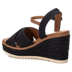 Sandalias cuña Refresh negra con material trenzado y ribete marrón