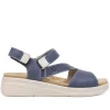 Sandalias cuña Treintas azules de piel con tira cruzada en el empeine y cierre de velcro