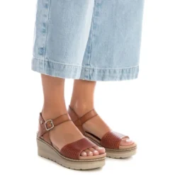 Sandalias cuña Xti de pala troquelada marrón y pulsera marrón