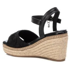 Sandalias cuña Xti negras con patrón de círculos