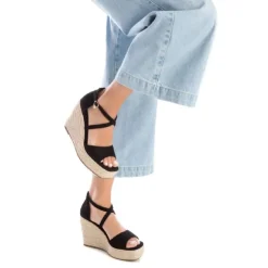 Sandalias cuña Xti negras con cruzado al tobillo