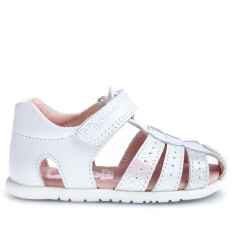 sandalias Pablosky con detalles cromados, cierra de velcro y horma ancha
