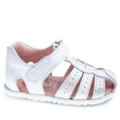 sandalias Pablosky con detalles cromados, cierra de velcro y horma ancha