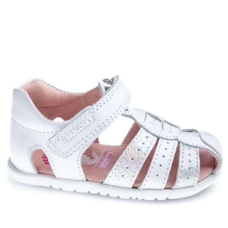 sandalias Pablosky con detalles cromados, cierra de velcro y horma ancha