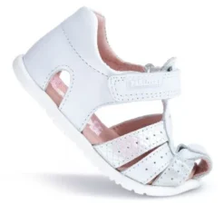 sandalias Pablosky con detalles cromados, cierra de velcro y horma ancha