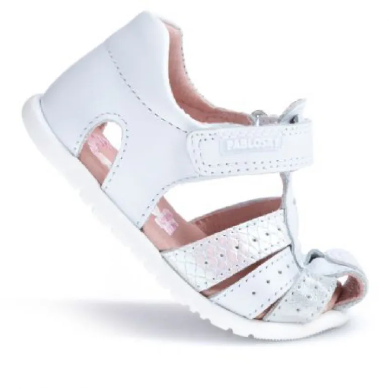 sandalias Pablosky con detalles cromados, cierra de velcro y horma ancha