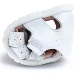 sandalias Pablosky con detalles cromados, cierra de velcro y horma ancha