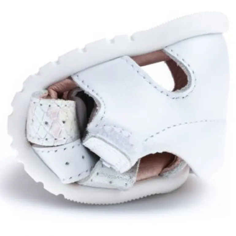 sandalias Pablosky con detalles cromados, cierra de velcro y horma ancha