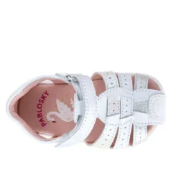 sandalias Pablosky con detalles cromados, cierra de velcro y horma ancha